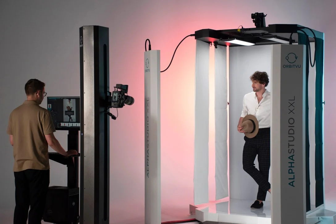 Alphastudio XXL V2 studio with operator and live model